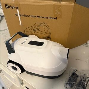 Hydrus S6 Cordless Pool Vacuum Robot in White and Black